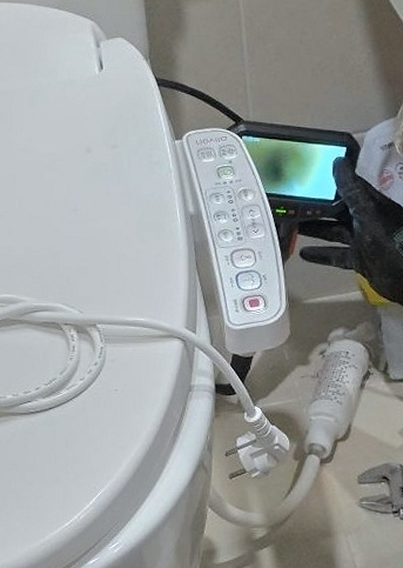 변기 옆 배관 주변을 장비 화면으로 확인하는 모습