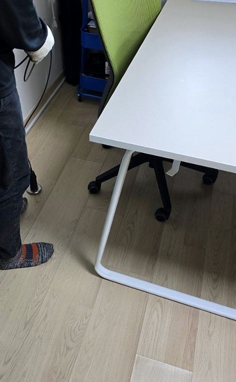 공항동 누수탐지 현장, 원인이 숨어 있던 위층 서재방의 나무 마루 바닥을 살피는 모습