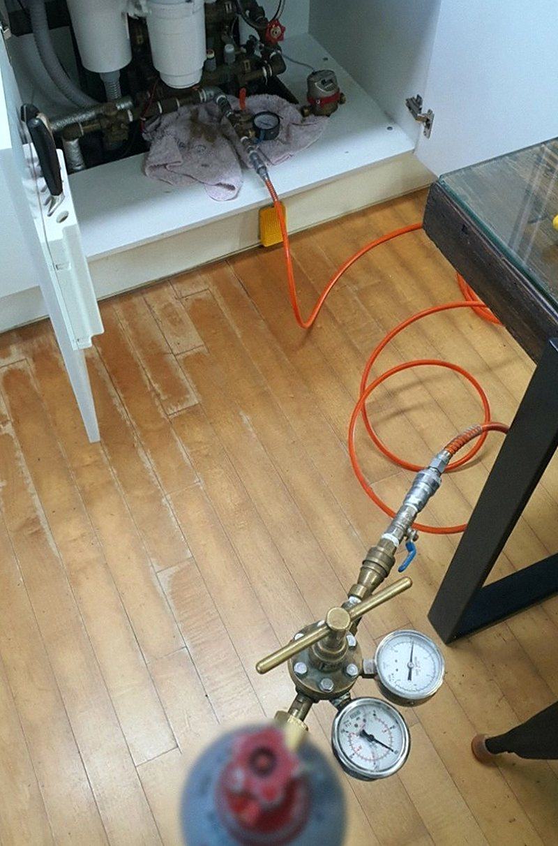 화곡동 누수탐지 — 탐지용 가스 용기와 압력 조절기에서 하부장으로 이어진 주입 호스