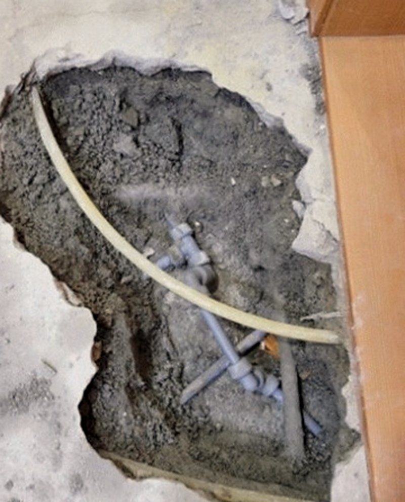 바닥 쪽으로 내려가는 배관 계통을 열어 확인한 자리